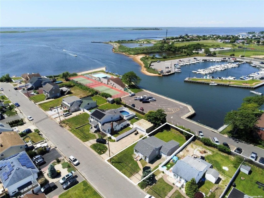 200 Feet To Water On Dead End, Beach lovers, Boaters - Beach Home for sale in Copiague, New York on Beachhouse.com