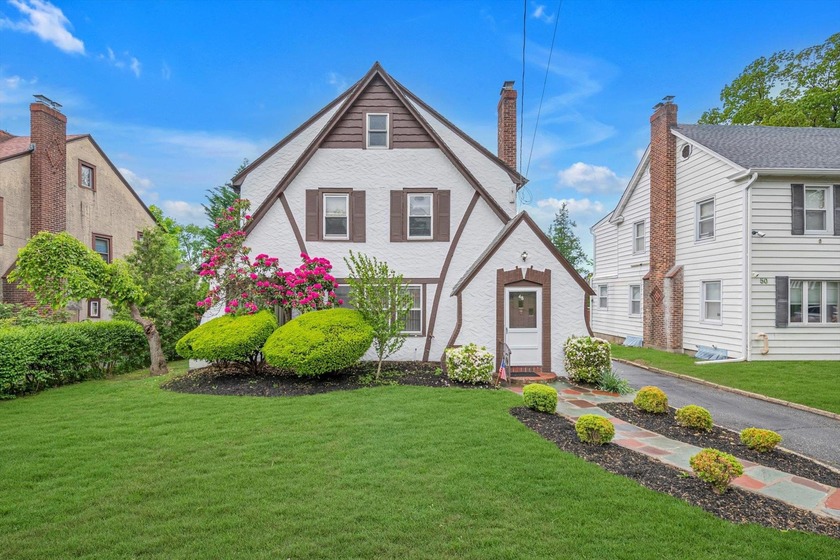 GREAT NECK VILLAGE PRIME LOCATION - Wonderful Curb Appeal with - Beach Home for sale in Great Neck, New York on Beachhouse.com