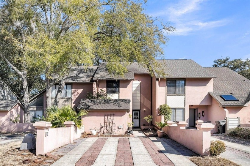 LOCATION! LOCATION! Less than 4 miles from downtown Charleston - Beach Condo for sale in Mount Pleasant, South Carolina on Beachhouse.com