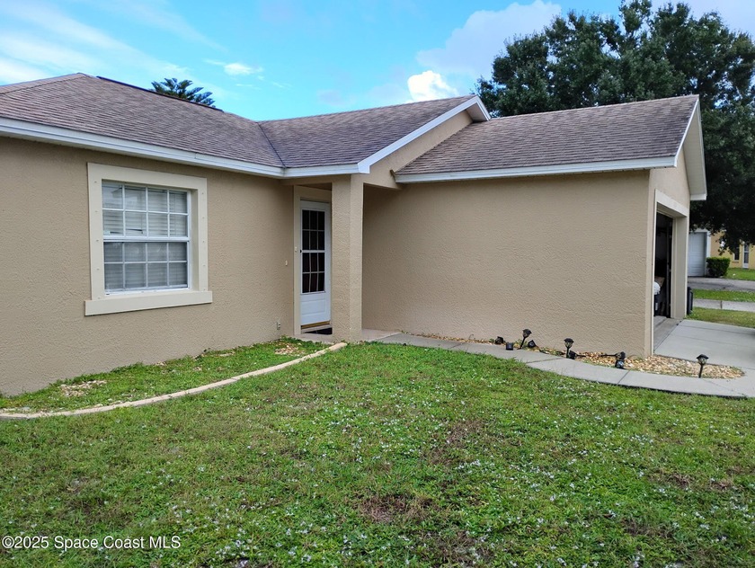 This cozy lakefront home would make a perfect starter home - Beach Home for sale in Melbourne, Florida on Beachhouse.com