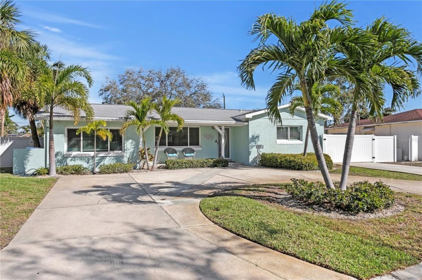 Discover this well-appointed three-bedroom, two-bath home on an - Beach Home for sale in St. Petersburg, Florida on Beachhouse.com
