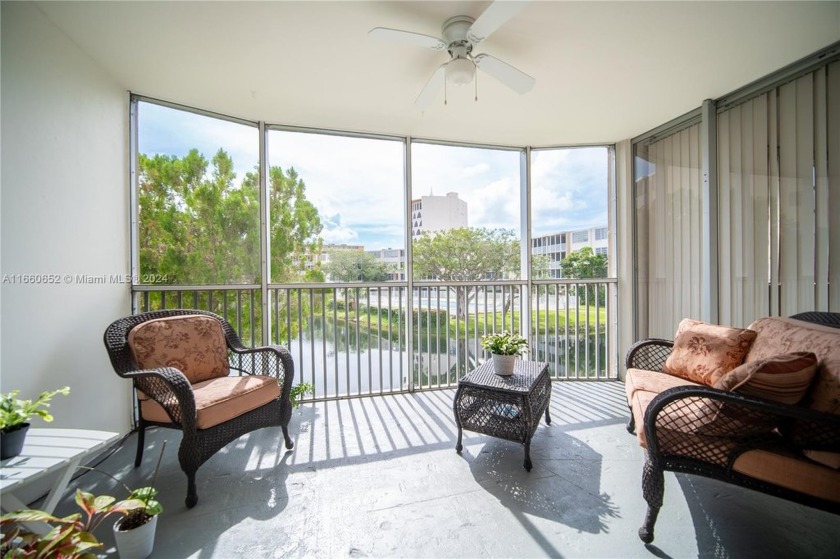 DELIGHTFULLY UPDATED: 2 BEDROOM 2 BATH, MOVE IN READY ON THE 2nd - Beach Condo for sale in Miami, Florida on Beachhouse.com