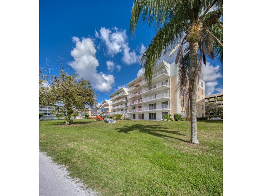 En-suite plus guest bedroom and bath with impressive room sizes - Beach Condo for sale in Atlantis, Florida on Beachhouse.com