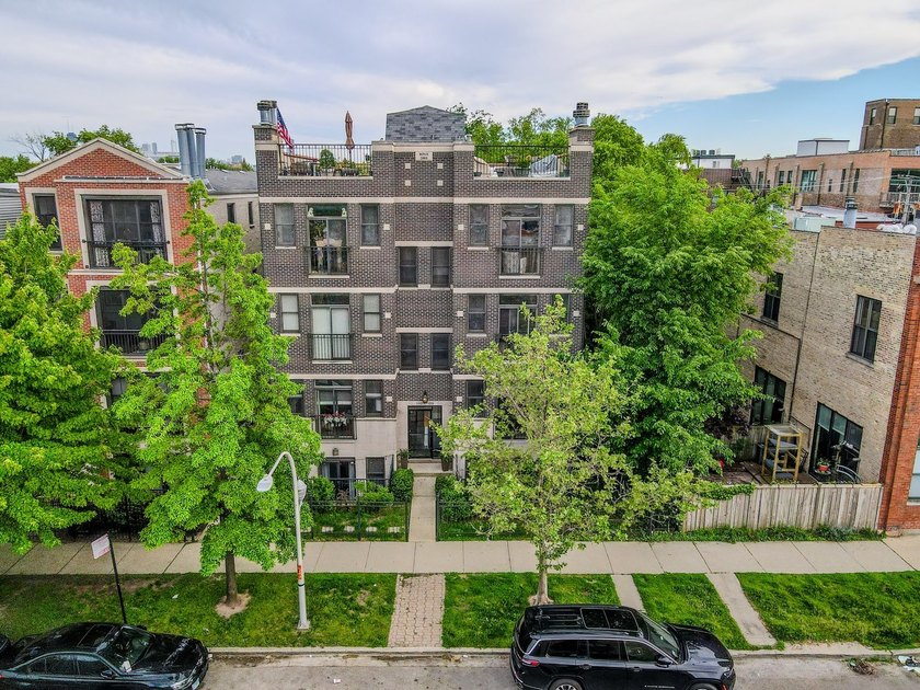 LOCATION East Lakeview| Wrigleyville | Southport Corridor - Beach Condo for sale in Chicago, Illinois on Beachhouse.com