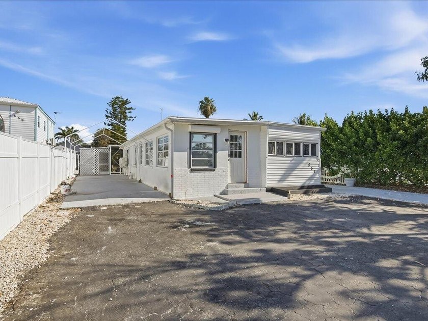 DIRECT GULF ACCESS minutes to WORLD CLASS FISHING of the - Beach Home for sale in Goodland, Florida on Beachhouse.com