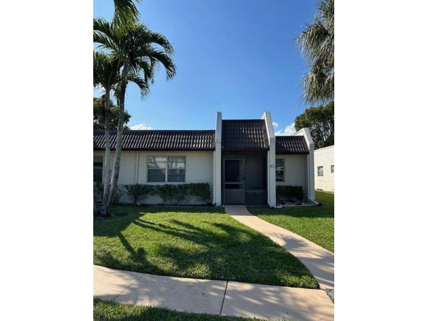 Corner 2/2 Villa with formal dining area.  Largest unit in GL - Beach Home for sale in West Palm Beach, Florida on Beachhouse.com
