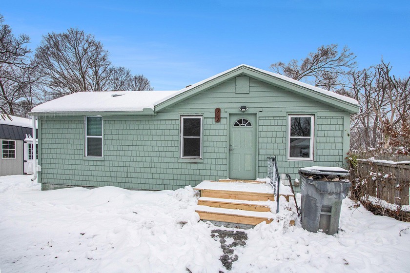This cozy 1-bed, 1-bath bungalow is ready for its new owners! - Beach Home for sale in Benton Harbor, Michigan on Beachhouse.com