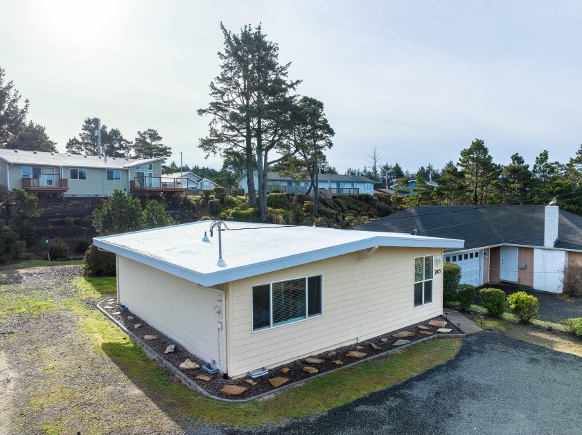 This charming upgraded fully furnished 2-bedroom 1 bath beach - Beach Home for sale in Waldport, Oregon on Beachhouse.com