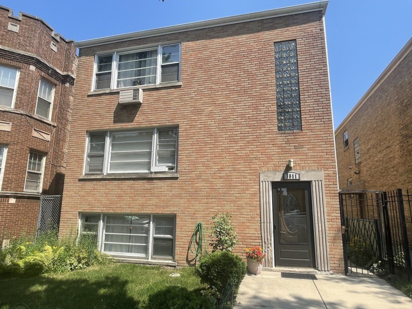 EXCELLENT ROGERS PARK LOCATION WITH OVERSIZED APARTMENTS !!! - Beach Home for sale in Chicago, Illinois on Beachhouse.com