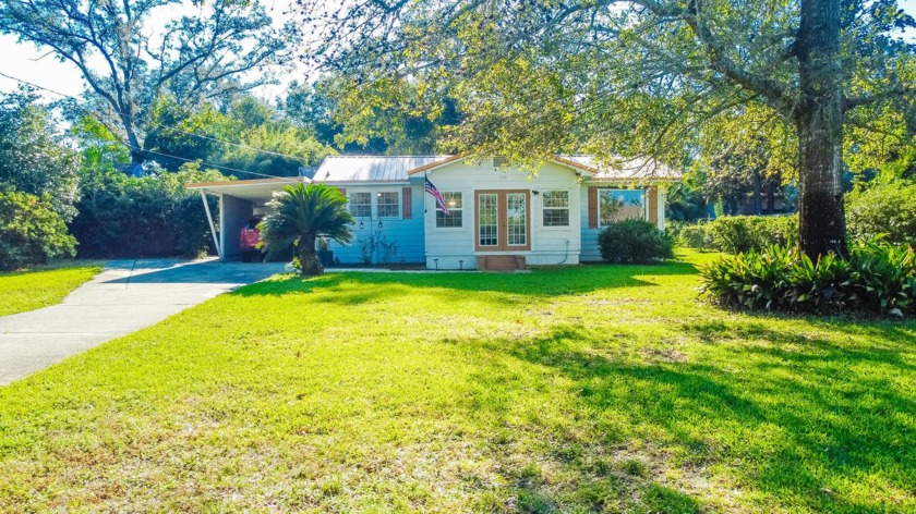 Wonderful home located on a great lot with a water view in - Beach Home for sale in Shalimar, Florida on Beachhouse.com