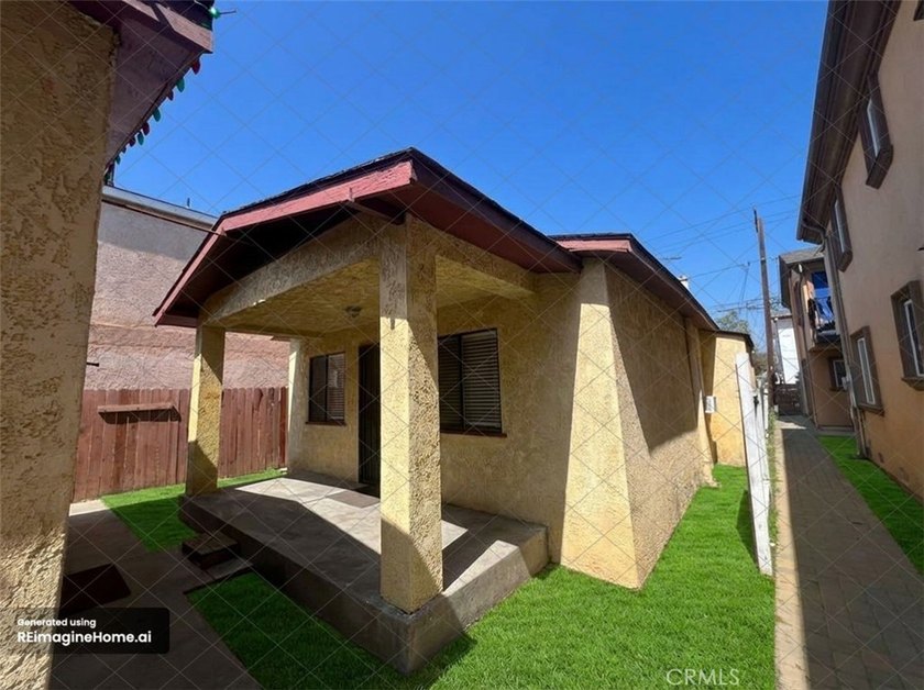 2-bedroom home featuring modern light fixtures, laminate - Beach Home for sale in Long Beach, California on Beachhouse.com