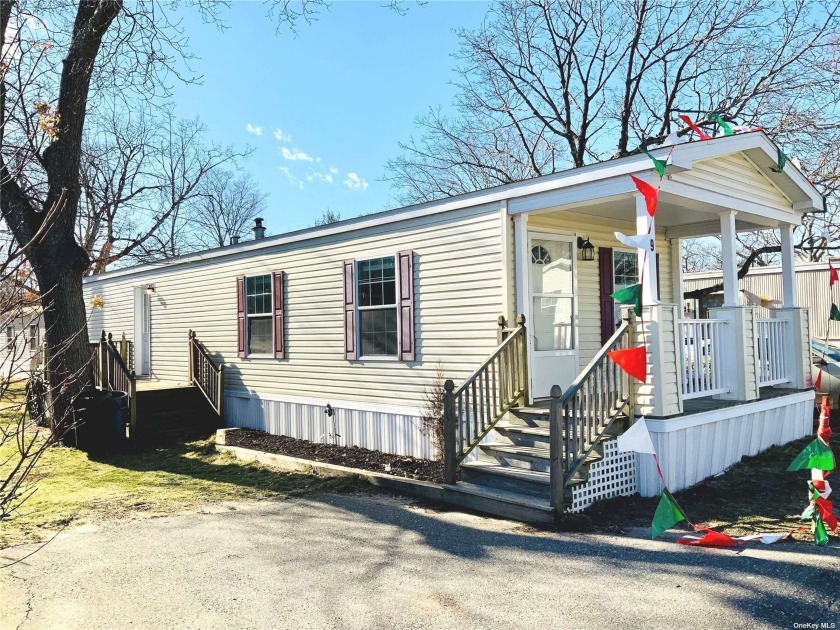 55+ Community located in the heart of Riverhead. Easy access to - Beach Home for sale in Riverhead, New York on Beachhouse.com