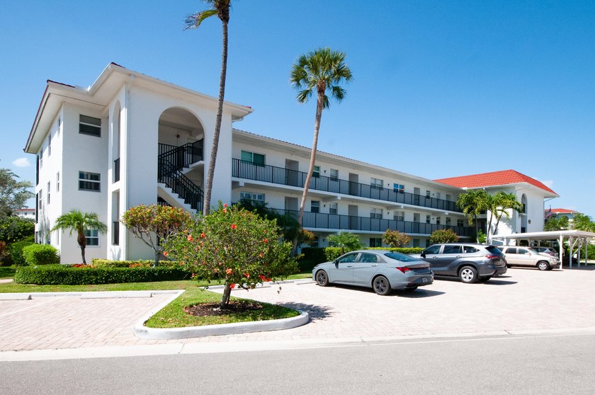 49 HIGH POINT Cir S 102 - Beach Condo for sale in Naples, Florida on Beachhouse.com