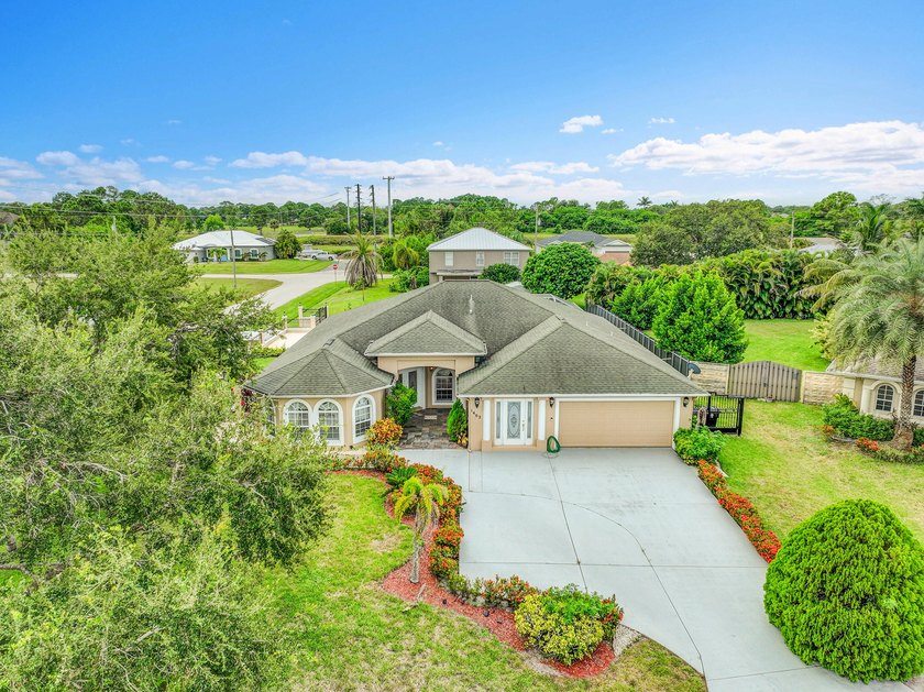 Beautiful pool home in a PRIME Port St. Lucie location! This - Beach Home for sale in Port Saint Lucie, Florida on Beachhouse.com