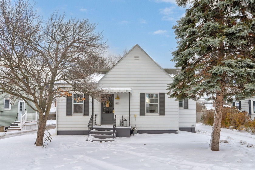 Discover this charming 4 bed, 2 bath home in a great location - Beach Home for sale in Saint Joseph, Michigan on Beachhouse.com