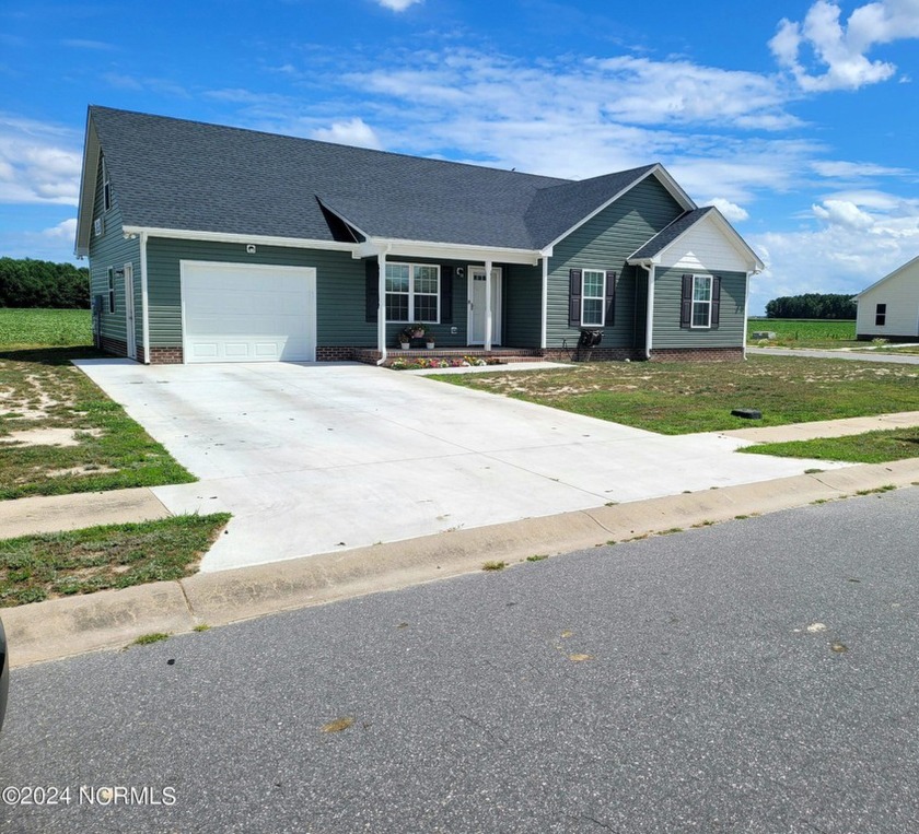 This well maintained ranch-style home awaits its new owner(s) - Beach Home for sale in Elizabeth City, North Carolina on Beachhouse.com