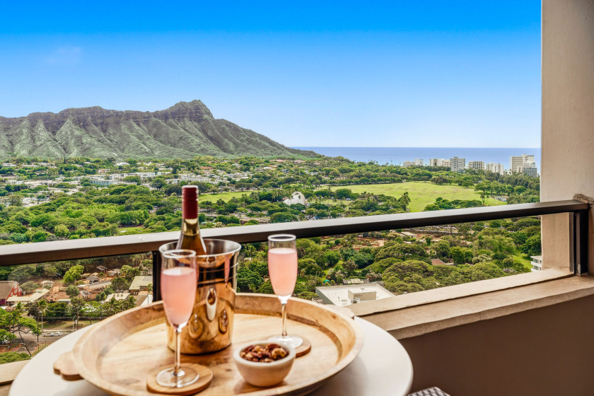 Great for small families! Diamond Head and Ocean - Beach Vacation Rentals in Honolulu, Hawaii on Beachhouse.com
