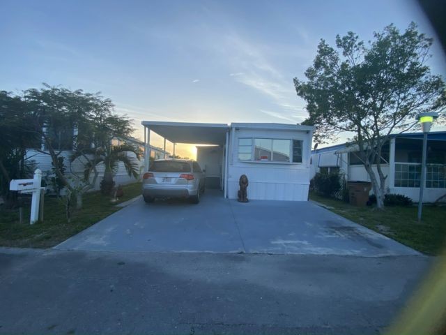 Wow! This beautiful 2bed/1.5bath home is move in ready and - Beach Home for sale in Deerfield Beach, Florida on Beachhouse.com