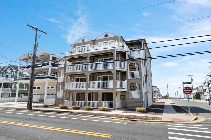 Beautifully maintained 3 bedroom 2 bath condo located 1 small - Beach Condo for sale in Sea Isle City, New Jersey on Beachhouse.com