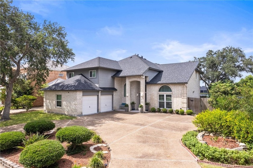 Stunning lakefront home in The Lakes subdivision with serene - Beach Home for sale in Corpus Christi, Texas on Beachhouse.com