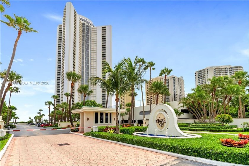 Beautiful One bedroom, 2 bathroom (1, 1/2) available. This unit - Beach Condo for sale in Singer Island, Florida on Beachhouse.com