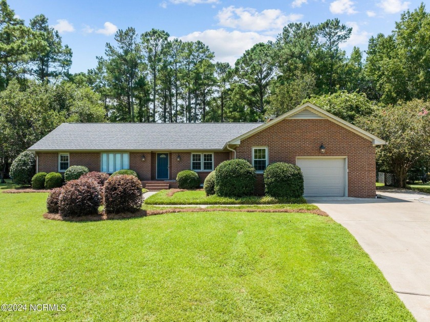 This well-maintained brick ranch in Trent Woods is nestled in a - Beach Home for sale in Trent Woods, North Carolina on Beachhouse.com