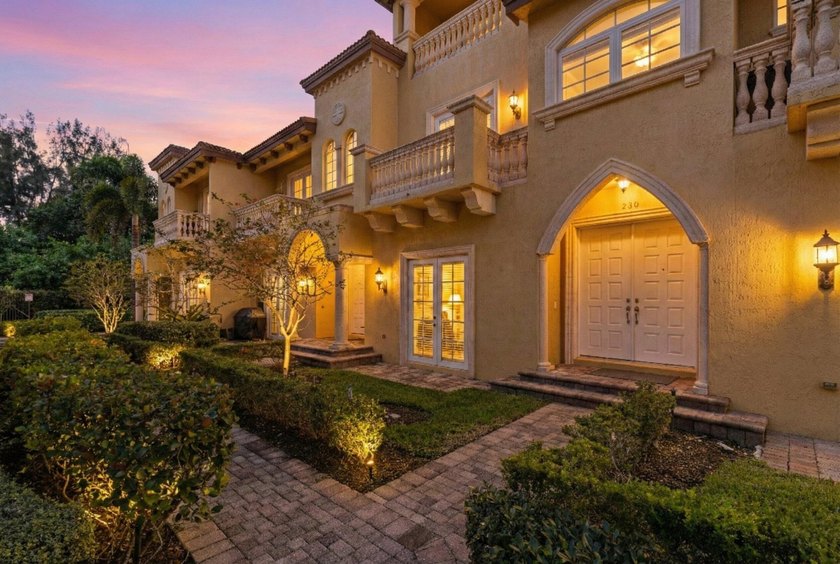 ABSOLUTELY GORGEOUS FULLY RENOVATED 3-STORY TOWNHOUSE | - Beach Townhome/Townhouse for sale in Boca Raton, Florida on Beachhouse.com