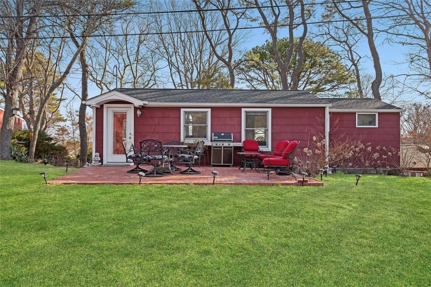 Indulge in the quintessential Hampton lifestyle at this - Beach Home for sale in Hampton Bays, New York on Beachhouse.com