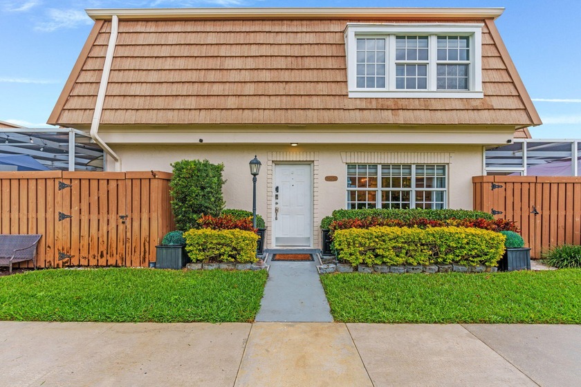 Welcome home to a space that feels as good as it looks - Beach Townhome/Townhouse for sale in Palm Beach Gardens, Florida on Beachhouse.com