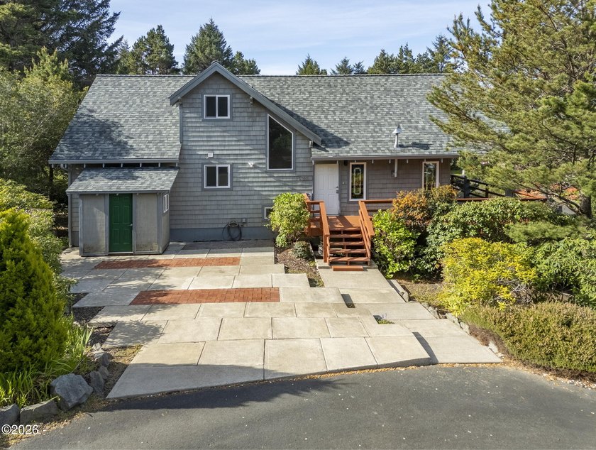 Beautiful 3 bed, 2 bath home with an open floor plan and - Beach Home for sale in Waldport, Oregon on Beachhouse.com