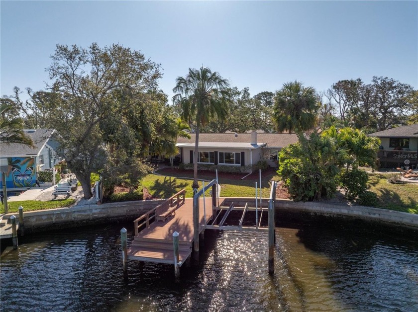 One or more photo(s) has been virtually staged. This home has a - Beach Home for sale in St. Petersburg, Florida on Beachhouse.com