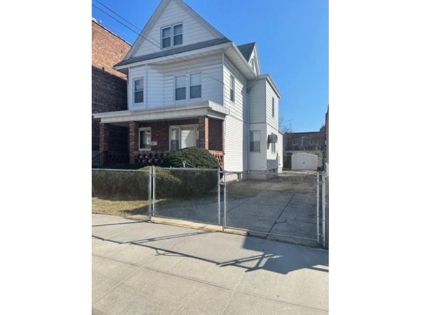 This detached legal 2 family home has a private driveway that - Beach Home for sale in Brooklyn, New York on Beachhouse.com