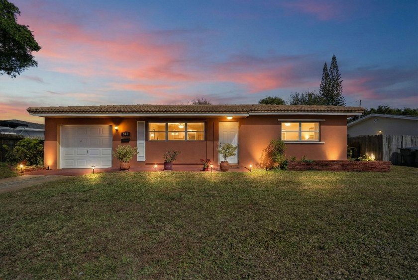 GORGEOUS SINGLE FAMILY HOME | PRIME WEST PALM BEACH LOCATION | - Beach Home for sale in West Palm Beach, Florida on Beachhouse.com