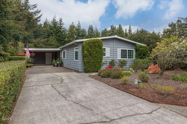 Tucked into the desirable 55+ community of Greentrees Village - Beach Home for sale in Florence, Oregon on Beachhouse.com