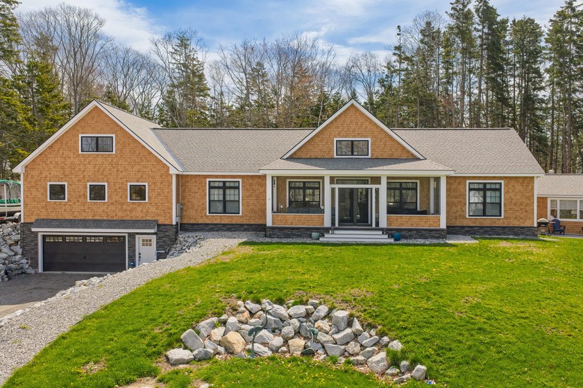 This beautiful custom-built ranch includes a guest cottage - Beach Home for sale in Harpswell, Maine on Beachhouse.com