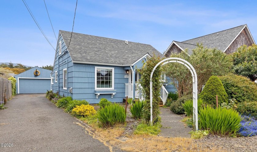 Charming coastal cottage with 3 beds, 2 baths home features a - Beach Home for sale in Lincoln City, Oregon on Beachhouse.com