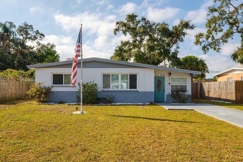 Come live the true Florida lifestyle in this charming 2-bedroom - Beach Home for sale in Seminole, Florida on Beachhouse.com