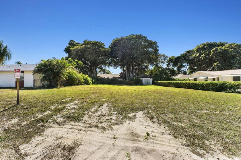 This 0.20-acre vacant lot offers excellent potential for - Beach Lot for sale in Lake Worth, Florida on Beachhouse.com