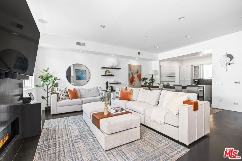 Just steps from the sand, this fully remodeled town home in the - Beach Condo for sale in Marina Del Rey, California on Beachhouse.com