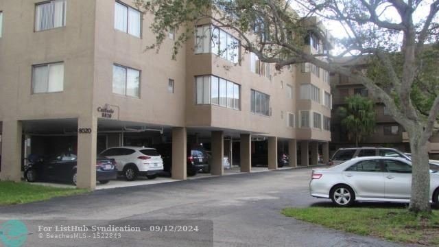 LARGE 2/2 CONDO. EAT IN KITCHEN, LARGE PRIMARY BEDROOM. FULL - Beach Condo for sale in North Lauderdale, Florida on Beachhouse.com