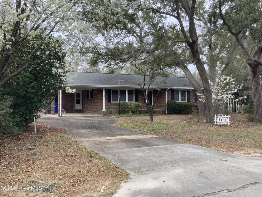 HOUSE ON 2 LOTS! 0.3 MILES TO THE BEACH! Home needs some TLC but - Beach Home for sale in Oak Island, North Carolina on Beachhouse.com