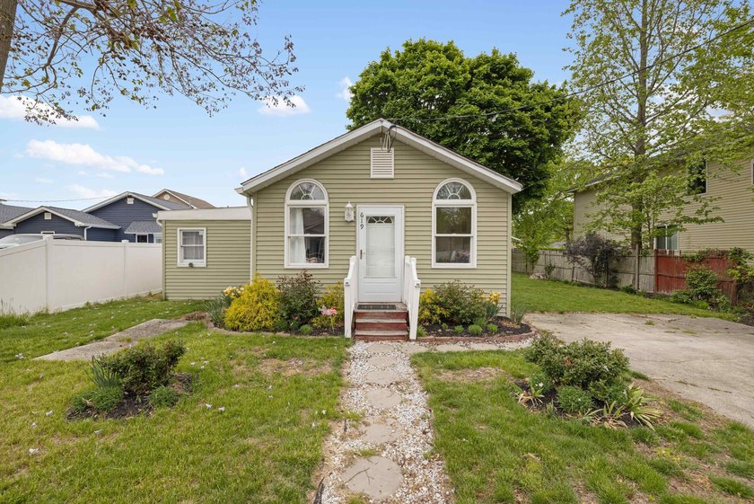 Country Living at The Shore! This 3 Bedroom,1 Bath home is a - Beach Home for sale in Villas, New Jersey on Beachhouse.com