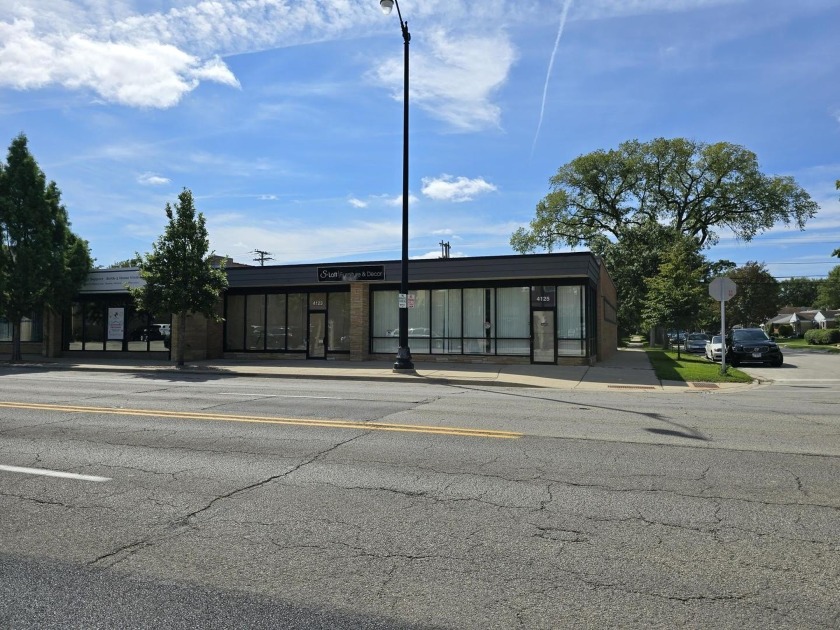 Versatile single-story building fits retail, office, showroom - Beach Commercial for sale in Skokie, Illinois on Beachhouse.com