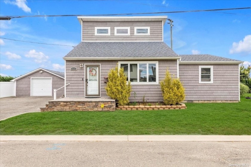 This Lindenhurst home offers a prime location with stunning - Beach Home for sale in Lindenhurst, New York on Beachhouse.com