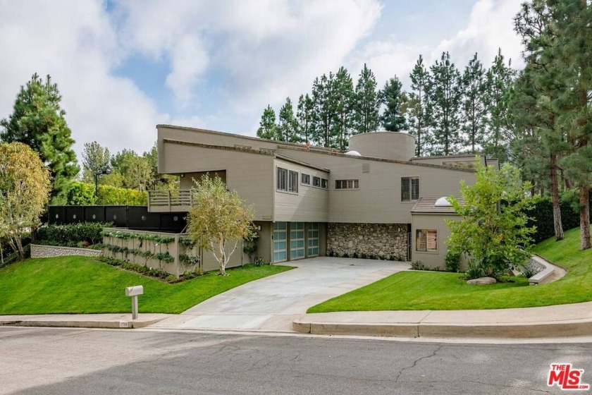 Nestled on over half an acre of land behind the guard gates of - Beach Home for sale in Pacific Palisades, California on Beachhouse.com