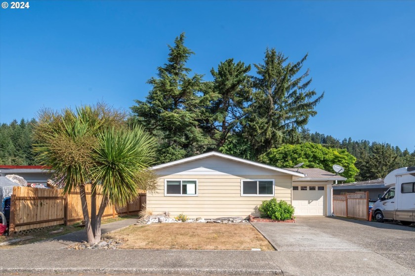 Welcome to this freshly painted and newly updated 4 bedroom, 2.5 - Beach Home for sale in Reedsport, Oregon on Beachhouse.com