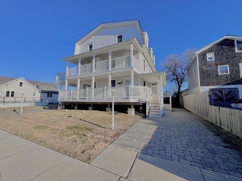 Welcome to 409 W Oak Avenue, a spacious 4-bedroom, 2.5-bath - Beach Townhome/Townhouse for sale in Wildwood, New Jersey on Beachhouse.com