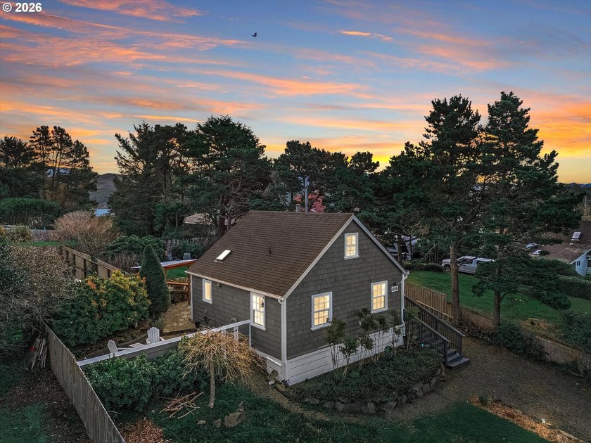 Open Saturday 12- 2: Quintessential Oceanlake Beach Cottage - - Beach Home for sale in Lincoln City, Oregon on Beachhouse.com