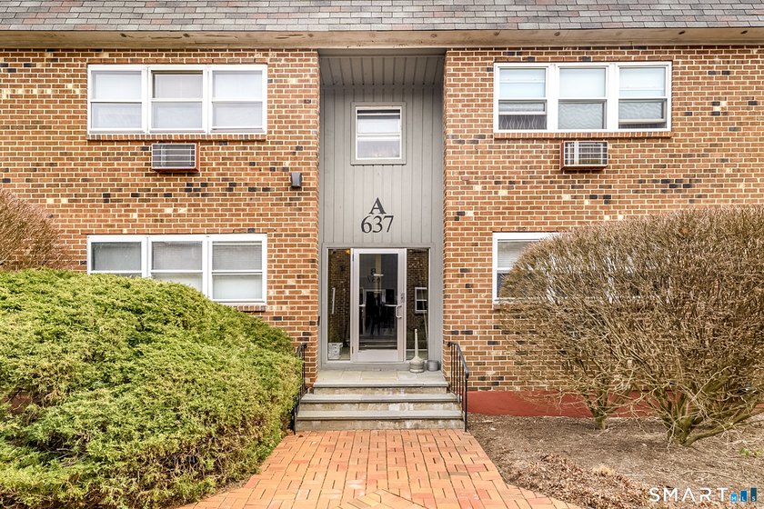 Investors! this is the one you've been waiting for! Move-in - Beach Condo for sale in Stamford, Connecticut on Beachhouse.com