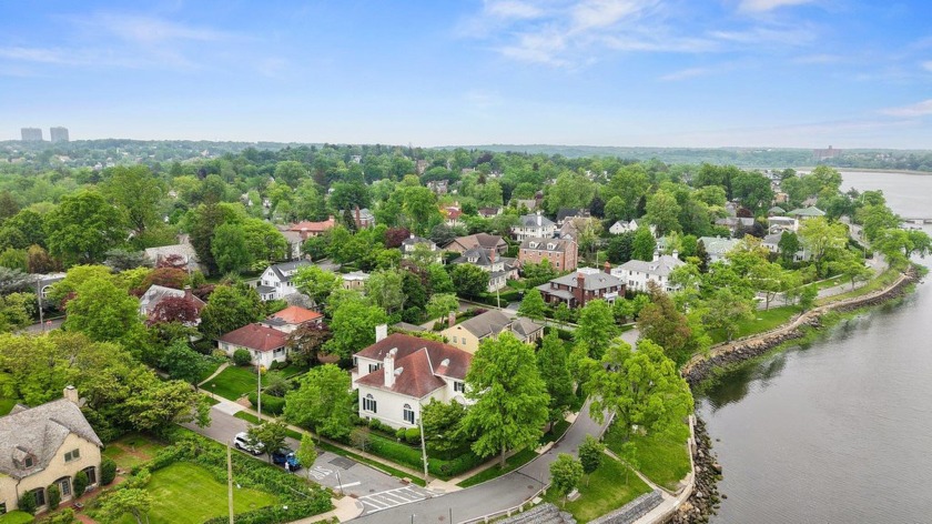 Timeless Waterfront Luxury At 1008 Shore Road In The Prestigious - Beach Home for sale in Douglaston, New York on Beachhouse.com